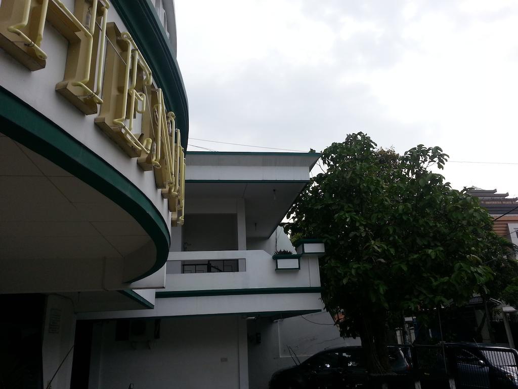 Guest house Henny Executive Homestay Surabaya